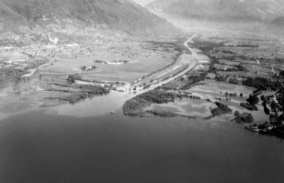 Settembre 1965.
Fotografie aeree eseguite dopo l'alluvione del 9/10 settembre (Ing. Holez 14 sett. 65).
Foce del fiume Ticino vista dal lago. (#86)